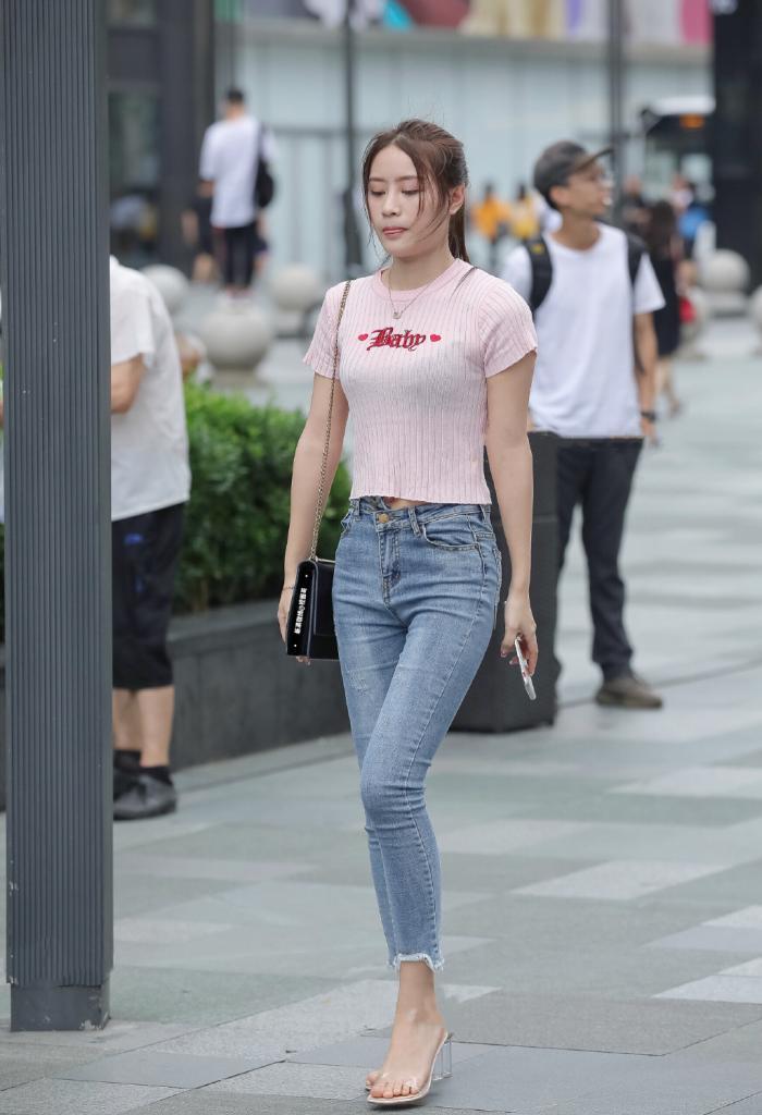  修身|美女街拍：粉色的修身针织短款T恤，达到修饰曲线的效果，增添了一丝俏皮感