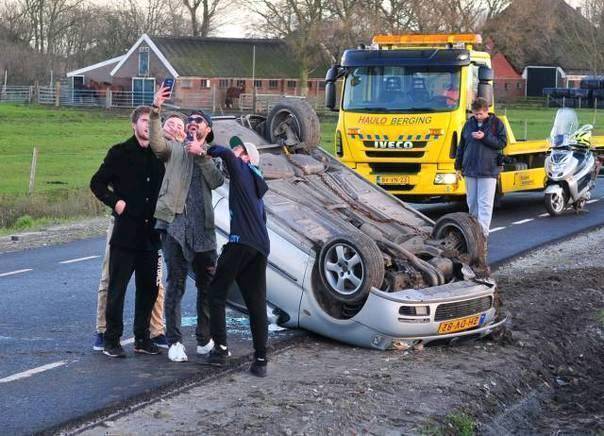 |搞笑图片幽默段子笑话你们两个搬的是玩具手机么,咋这么大呢