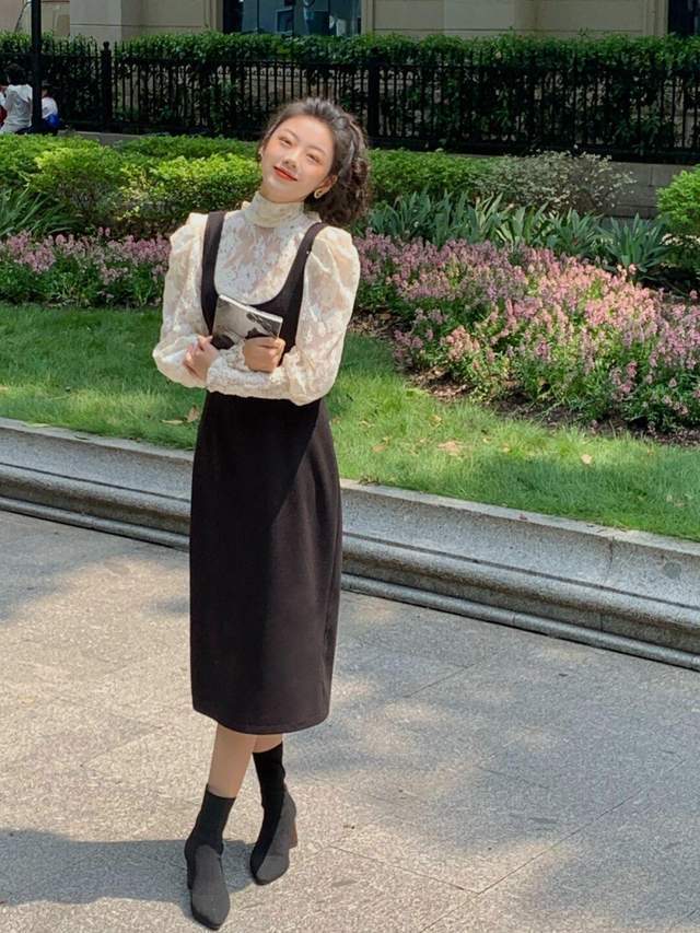 翻领|秋天怎样穿才有气色?身穿一件红色翻领连衣裙,穿上身复古又显白