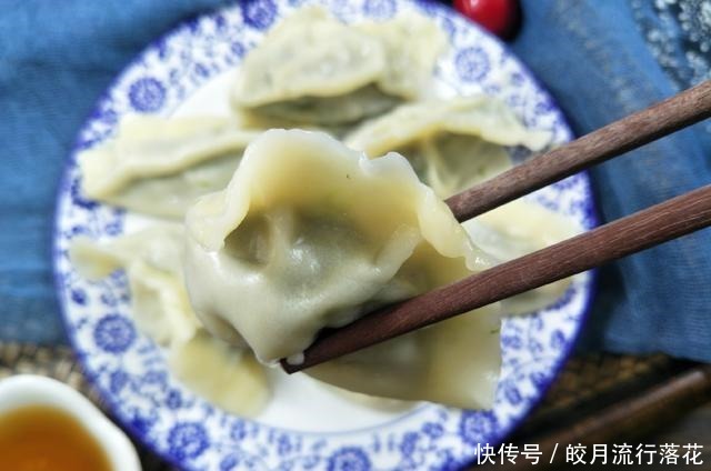 饺子|冻水饺怎么煮,用冷水还是热水教你正确方法,饺子不破皮不露馅