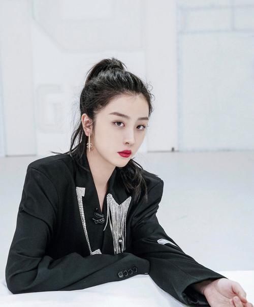 赵小棠穿豹纹短裙加大背头,满满的御姐范儿,没想到身材这么好!