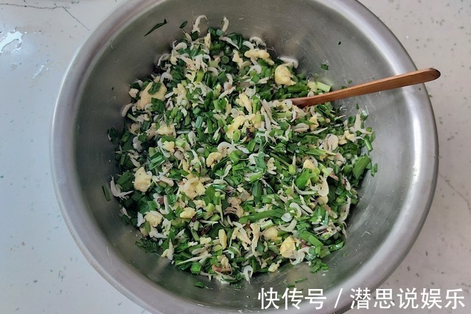 韭菜盒子的家常做法，皮薄馅大而且不出水，香酥又入味，超级解馋