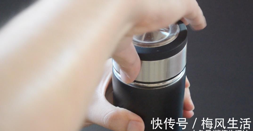 保温杯太深不好清洗, 教你一招, 不用洗涤剂, 细菌污垢洗得干干净净