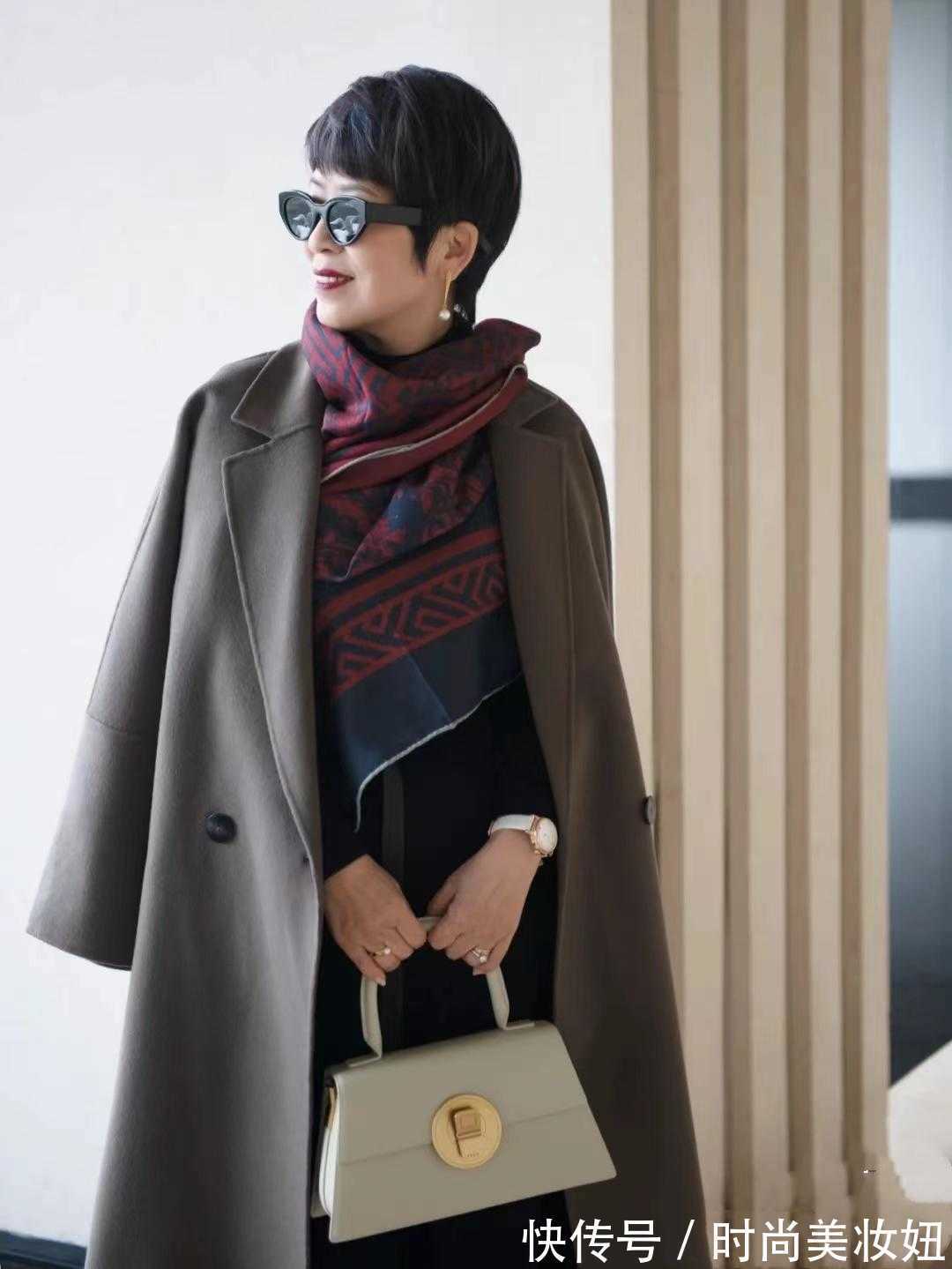 中年女人 真正懂打扮的中年女人,少不了一条“丝巾”,提升气质又洋气