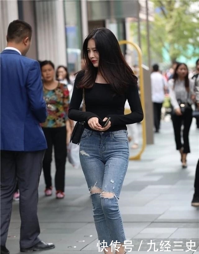 牛仔裤|街拍:面带微笑气质可人的美女,牛仔裤尽显满满的潮流气息!