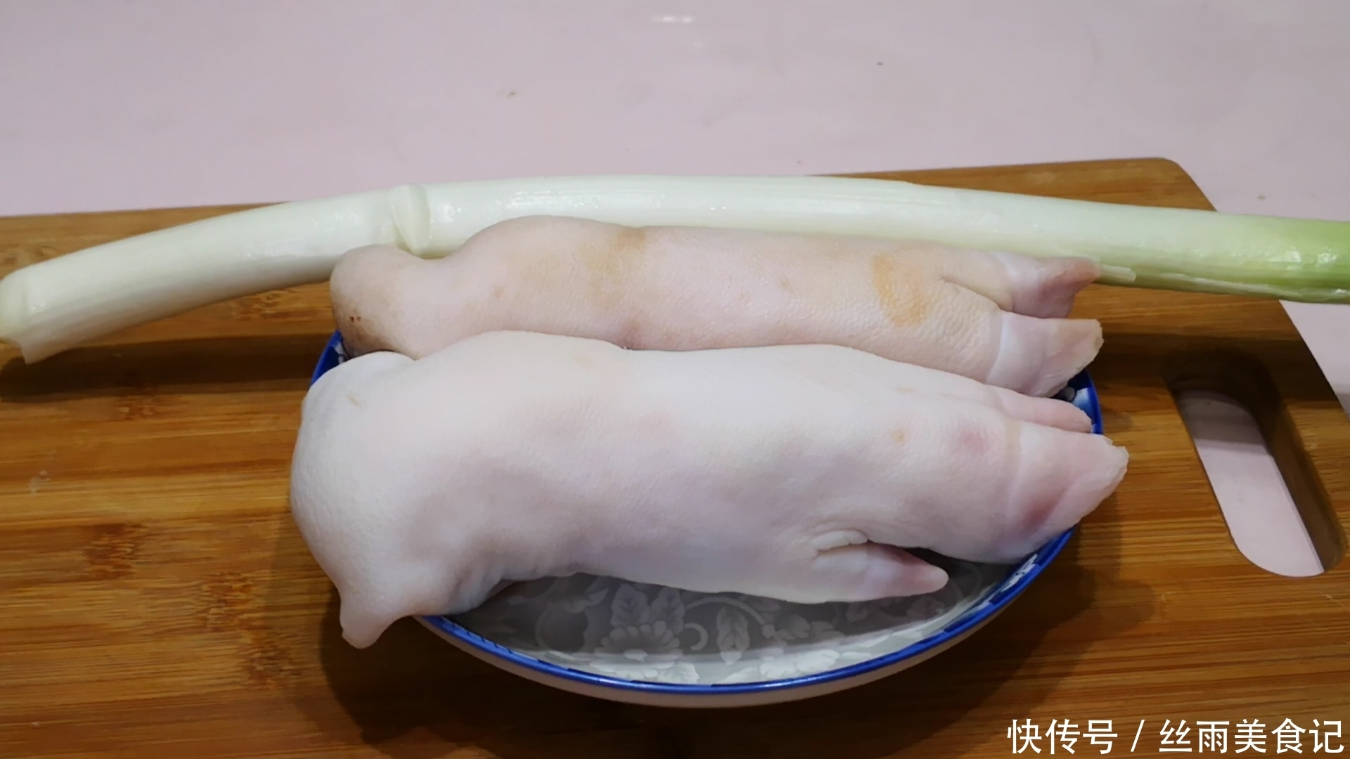 老婆|两猪蹄往电饭锅里一丢,不加1滴水1滴油,出锅后老婆和儿子抢着吃