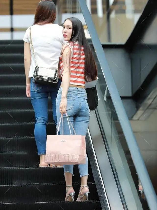 牛仔裤|红白条纹马甲搭配时尚牛仔裤，青春减龄活力满满