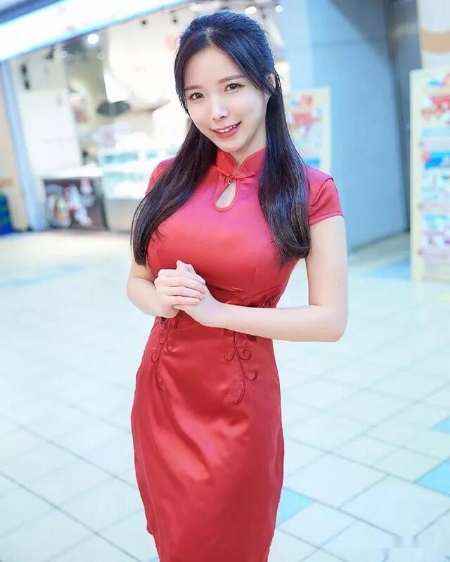 v领|街拍时尚:高跟鞋搭配旗袍,让东方女性显得更知性迷人