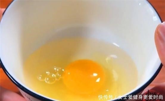 清水|煮荷包蛋时,直接下锅是就错了,奶奶教我一招,鸡蛋圆润不散花