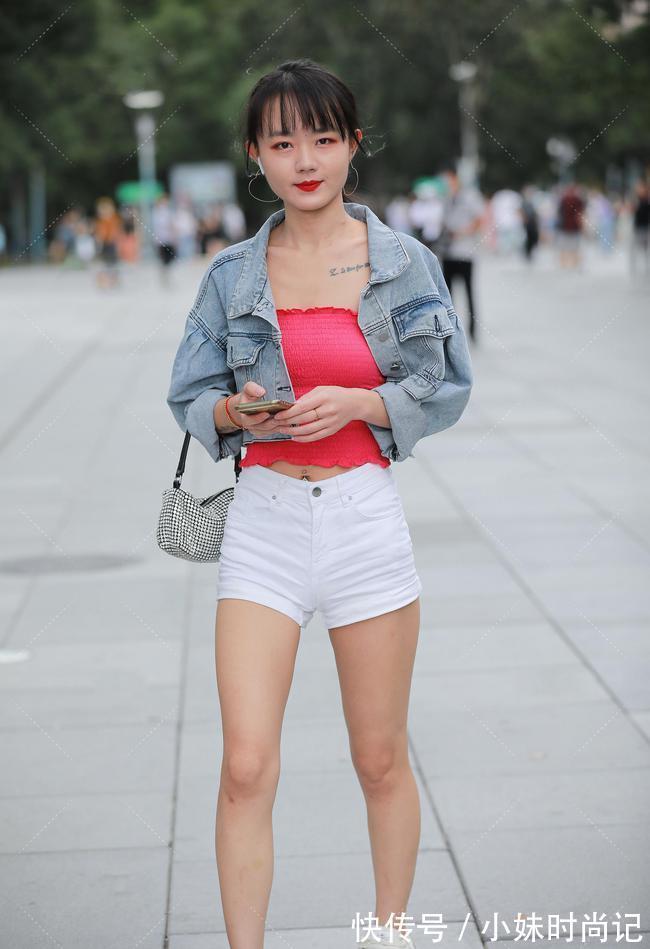 短裤 玫红色上衣搭配灰白色外套,明艳可爱,里窄外宽的俏皮穿搭