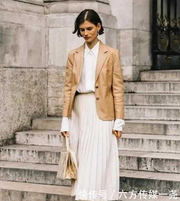 周涛|52岁周涛私服太会穿,小西装外套配牛仔裤减龄时尚,气质真高级