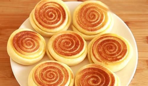 电饼铛里|自从学会此面食的做法后,我家一天做两锅,香软好吃,做法超简单