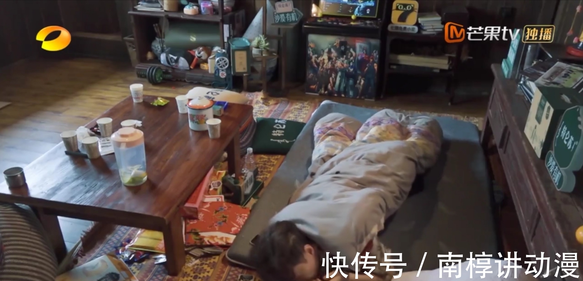 素颜出镜|张艺兴素颜出镜太土观众认不出,晚上不睡,自嘲撞猪脚被磕醒了