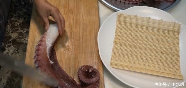 韩国“最穷”吃播大吃海鲜,吃10斤的章鱼,切成薄片看着就很嫩