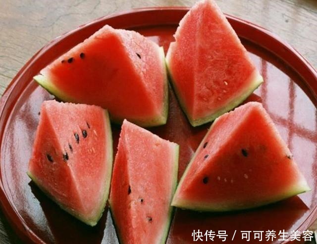 买西瓜别再拍来拍去了，学会看这2个地方，保证挑的个个又沙又甜