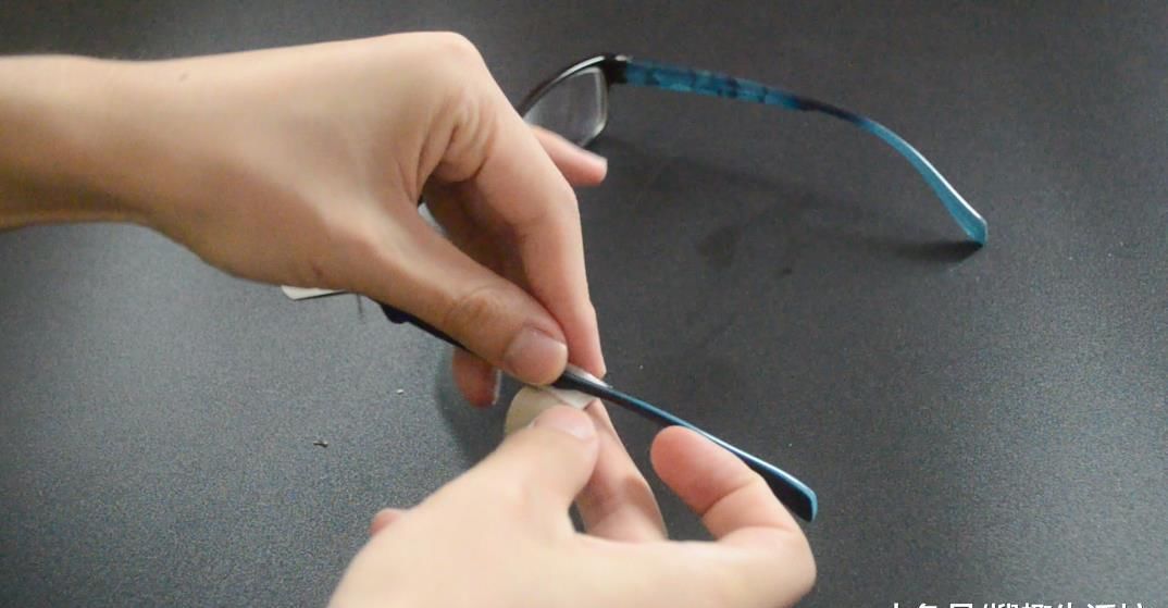 创可贴贴在眼镜上太厉害了, 解决了很多人的困扰, 看完赶紧去试试