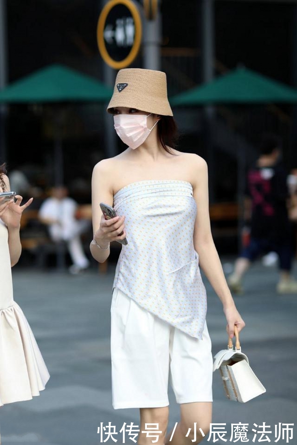 美女秀|路人街拍,美女秀出了部分锁骨线条,很是迷人