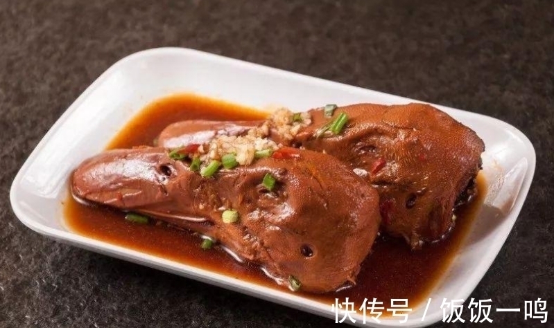 丫头|餐馆出“丫头啃鸭头,丫头嫌鸭头咸 ”,吃货对下联,老板:免费