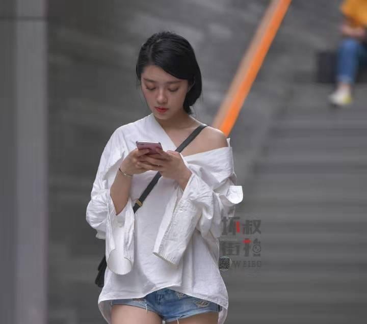 街拍小姐姐穿衣“不正经”,这么严肃的白衬衣被她穿成这样!