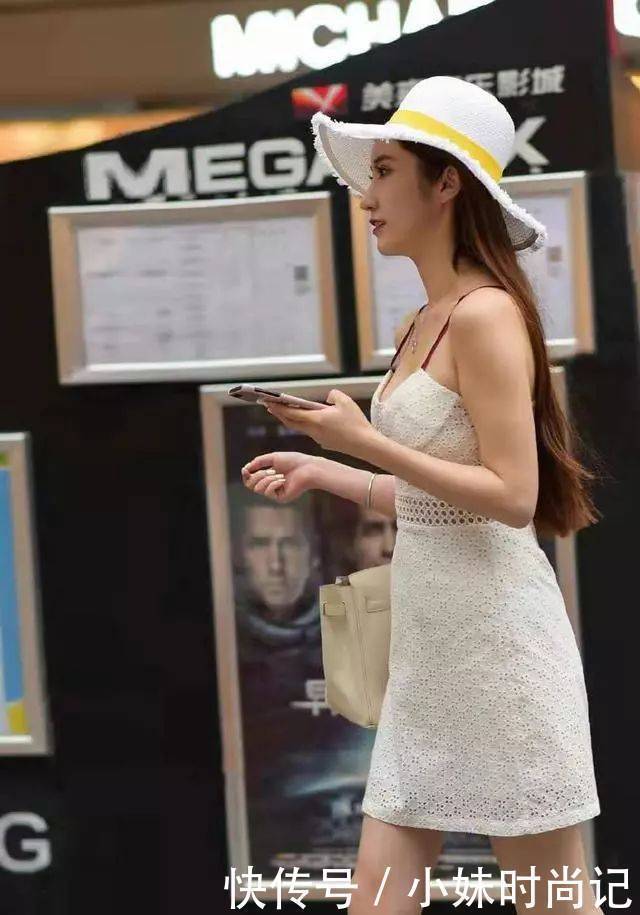 街拍:想要穿得温柔淑女一些,试试吊带连衣裙+大圆帽,真是俏皮又可爱