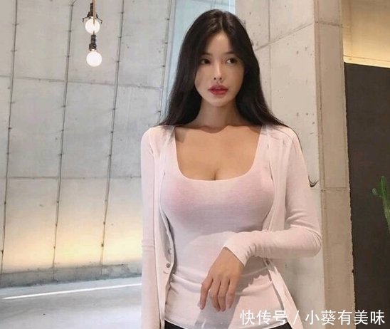 眉目如画的打底裤小姐姐，S形曲线毕露，吸引一众路人目光！