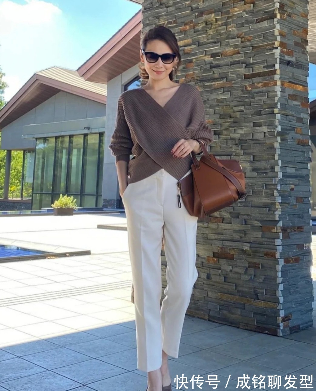 领口|五十岁女人不能错过的毛衣穿搭,简约却不简单,保暖大气显格调