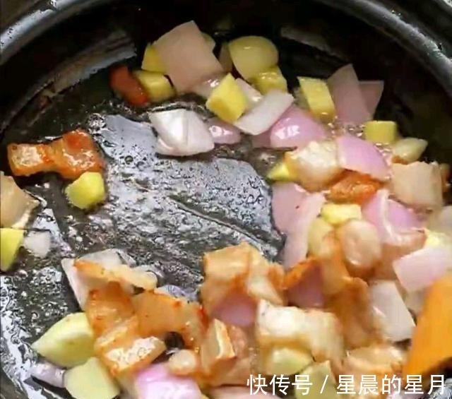 黄焖鸡米饭|草鱼的懒人做法,用一条鱼、一碗豆腐、一束金针菇碰撞出的火花!