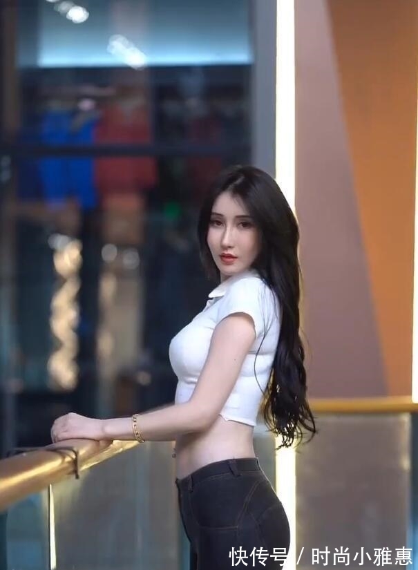 优点|白T恤搭配黑牛仔裤，发挥身材优点，映衬出极品轮廓