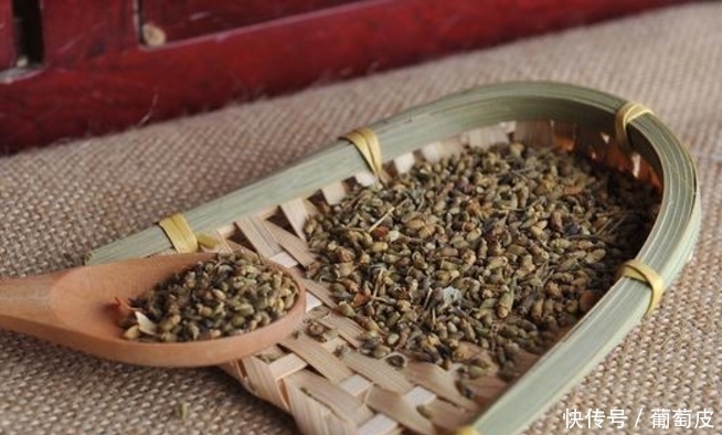 高血压,除了吃降压药,中医说:这4种植物煮水,降压也一样管用