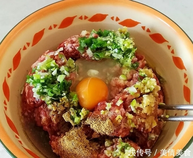 大叔做的牛肉丸子汤，肉丸香嫩，汤汁鲜美，冷天要喝上一碗！