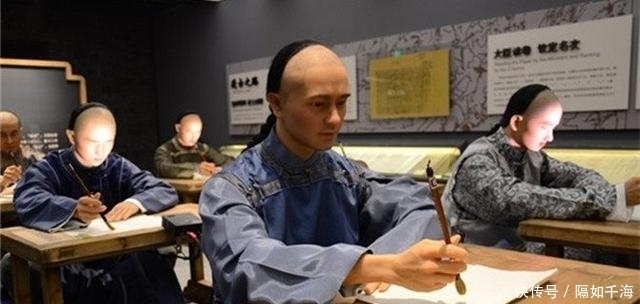 相士预言此人入考场必中头名,皇帝不信送其入考场,结果真的中了