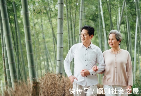 高血压患者|55大爷，深夜下象棋突发脑出血离世，医生惋惜：高血压，饭后3事怎能常做