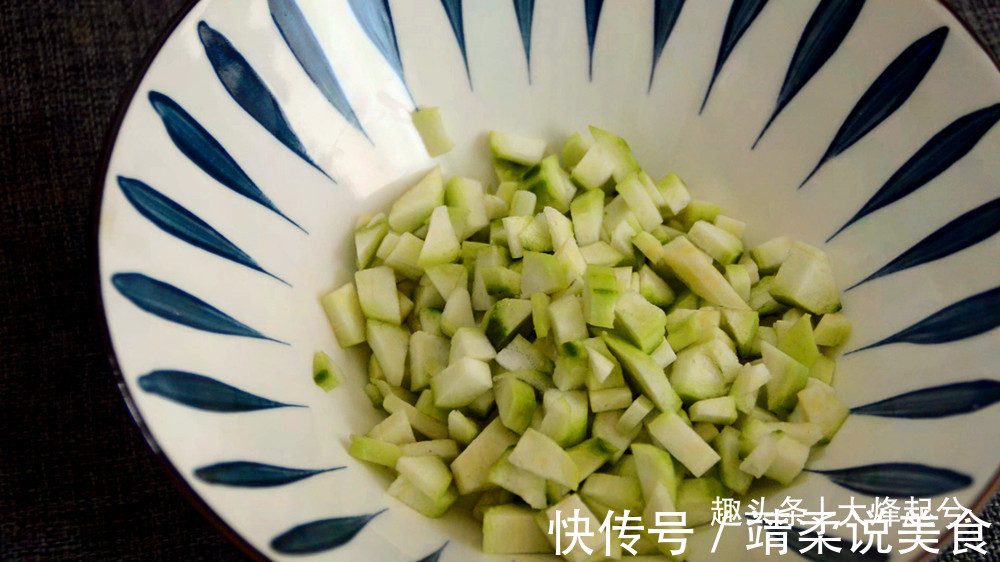 最近丝瓜加韭菜火了,教你一个不外传做法,比红烧肉还好吃