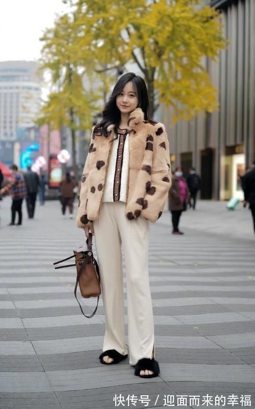 撞衫 长大衣要让位了,今年“短外套+小白裤”正流行,时髦洋气不撞衫