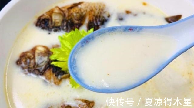 炖鱼汤时,直接加水炖不好喝!做好3个步骤,鱼汤浓白不腥,好喝!