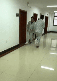 |搞笑GIF:你都看到了,她自己打自己的,我可没动手