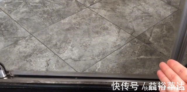 玻璃门|浴室玻璃总有水垢擦不干净教你简单一招，轻松一擦水垢全去除！