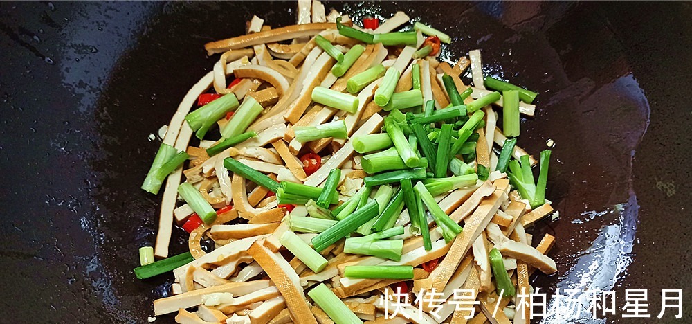 下饭|韭菜和豆干是一对,简单下锅一炒,鲜美开胃更下饭一盘不过5块钱!