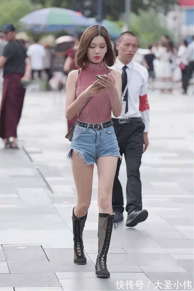 牛仔短裤|美女街拍:无袖高领紧身上衣,搭配毛边牛仔短裤,舒适凉快又酷又飒爽