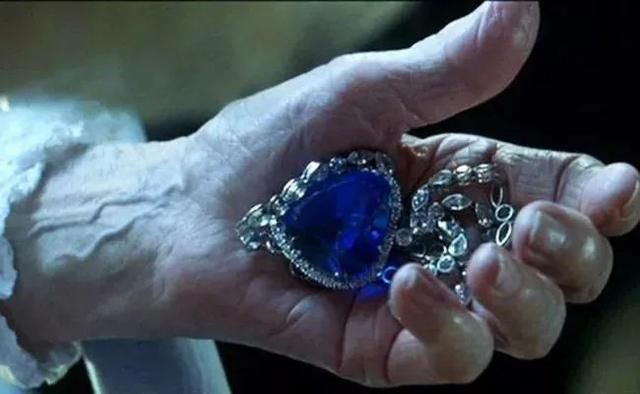 王后被送上断头台时,不慎踩了刽子手的脚,她下意识地说了句对不起