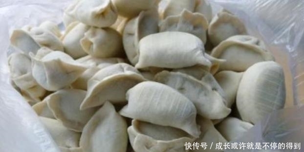 煮冻饺子,不要等到水开才下锅,做好“3步”,饺子不破皮口感好