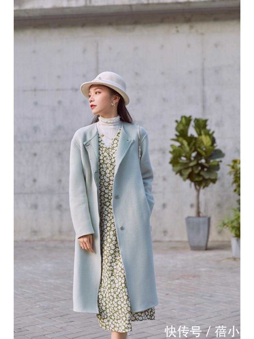 搭配|秋冬大衣建议少穿黑白灰,试试这2种“高级色”,时髦又显气质