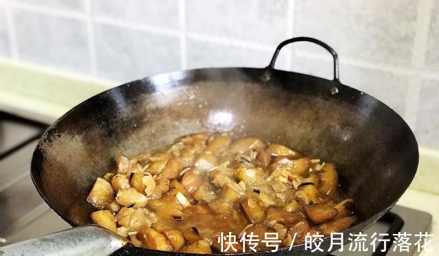 好吃|茄子别再做老一套了，学会这个茄子的做法，好吃还新鲜！