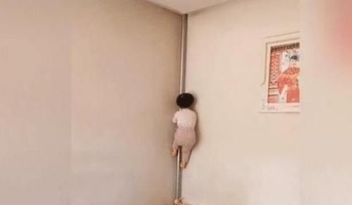 小娃娃|2岁萌娃“窜天猴”上身,笑翻宝爸,网友:穿尿不湿的你惹不起