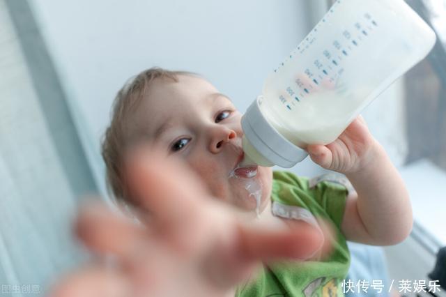 喂奶|新生儿吐奶别只顾着拍隔,喂养时做到这几件事,不浪费一滴母乳