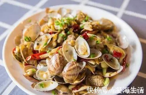 泥沙|清洗花蛤,不要只加盐,老渔民教你几招,花蛤疯狂吐沙,停不下来