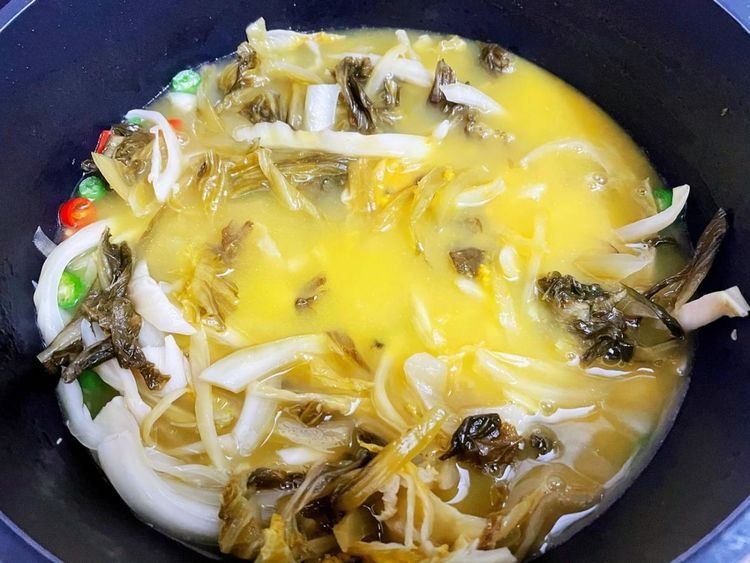 天寒地冻，暖身体适合多吃羊肉，酸菜配羊肉，开胃又下饭