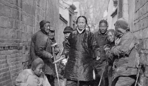 穷人|清朝最真实的生活场景,富人妻妾成群,穷人衣不蔽体