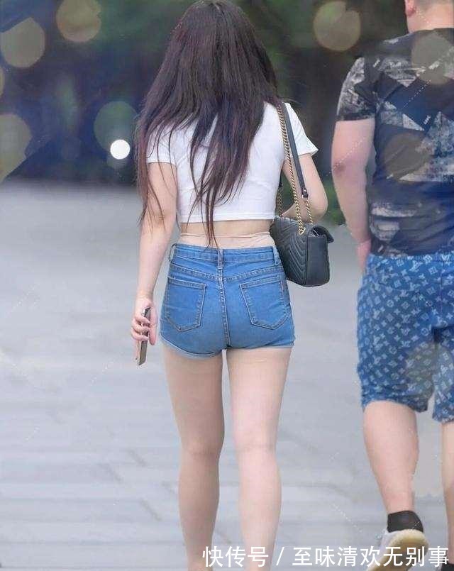 肩带 高贵优雅的瑜伽裤装扮更添清纯美感,显得腿长脚小,富有质感