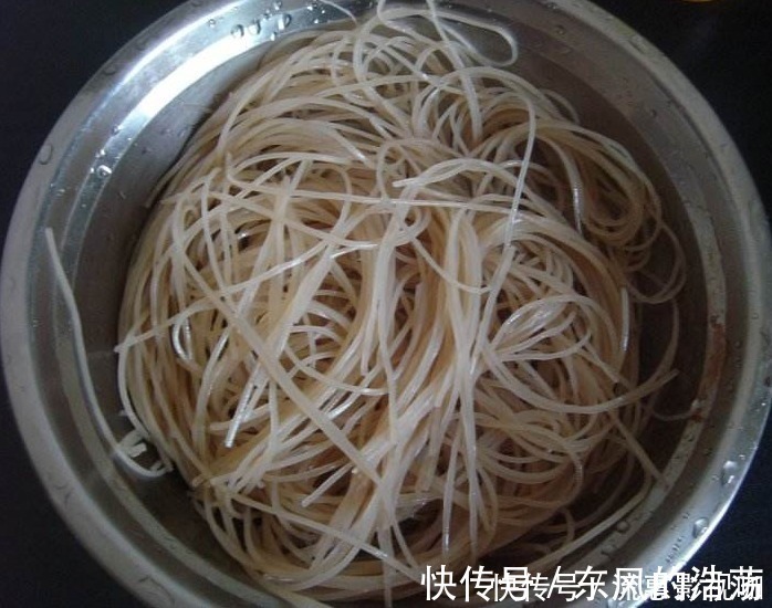 炒粉条时，有人直接炒，有人焯水大厨都错了，这才是正确方法
